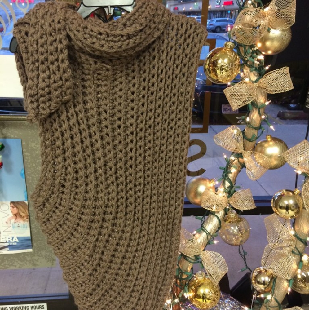 Adorable beige/golden vest